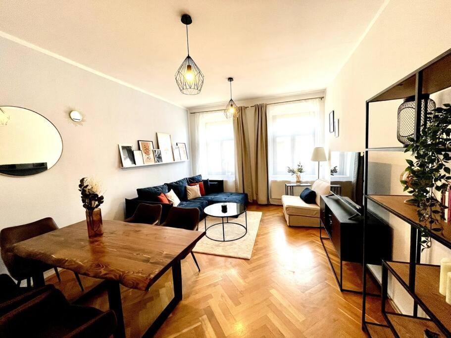 Casarina - Stilvoller Altbau In Zentraler Lage Appartement Dresden Buitenkant foto